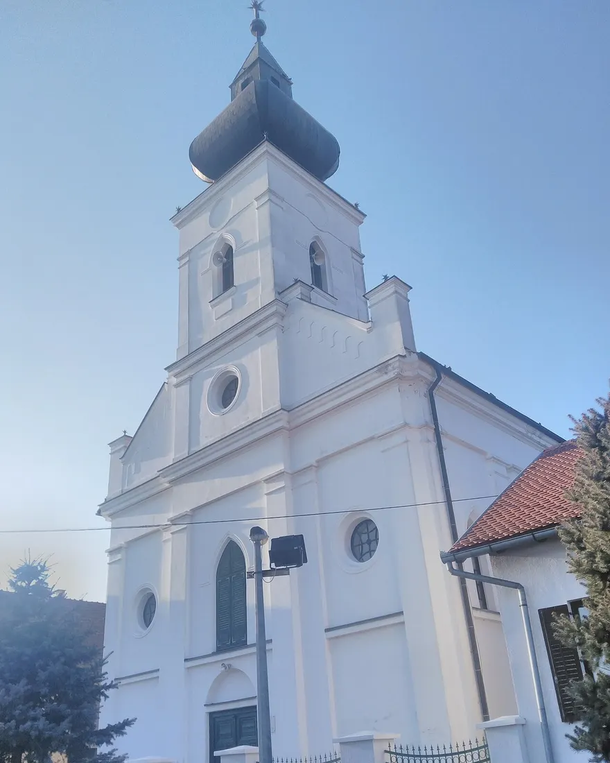 Bijela crkva s lukovičastim tornjem u Korođu