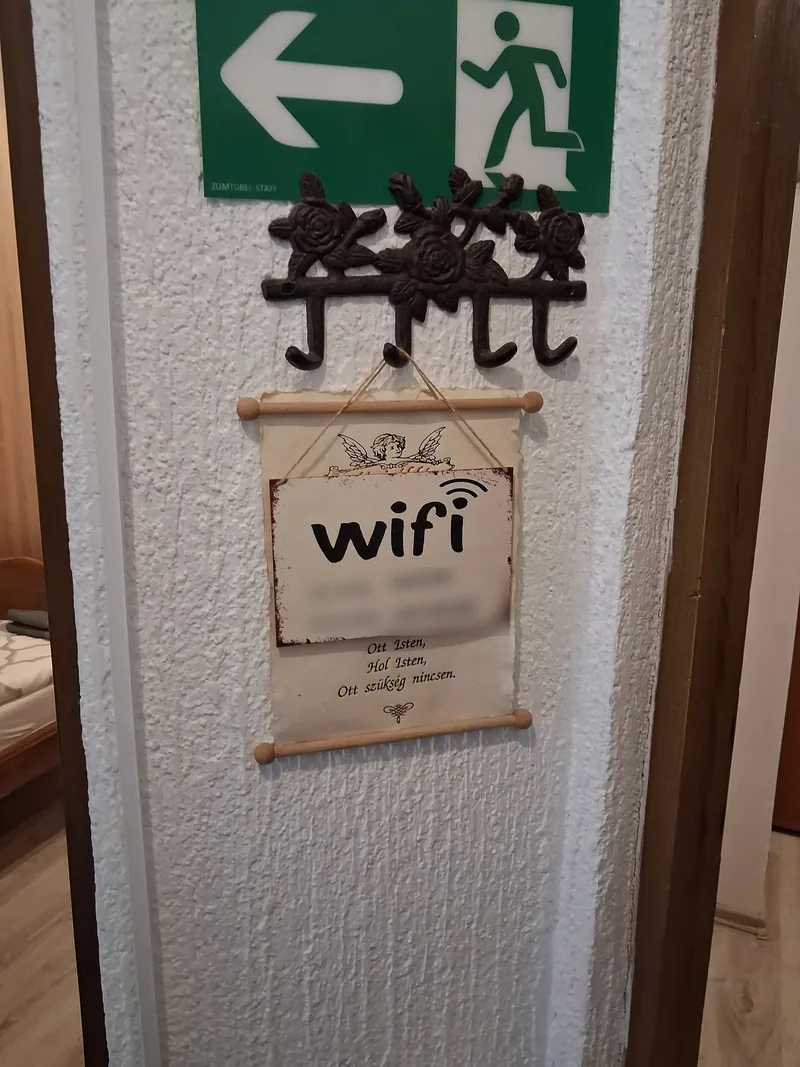 Wi-Fi za goste – natpis u hodniku kuće
