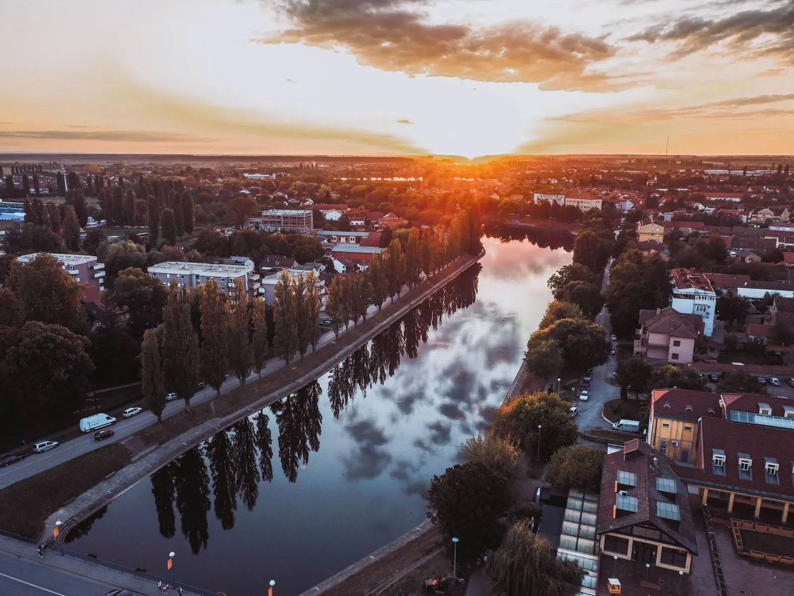 Vinkovci iz zraka u zalazak sunca